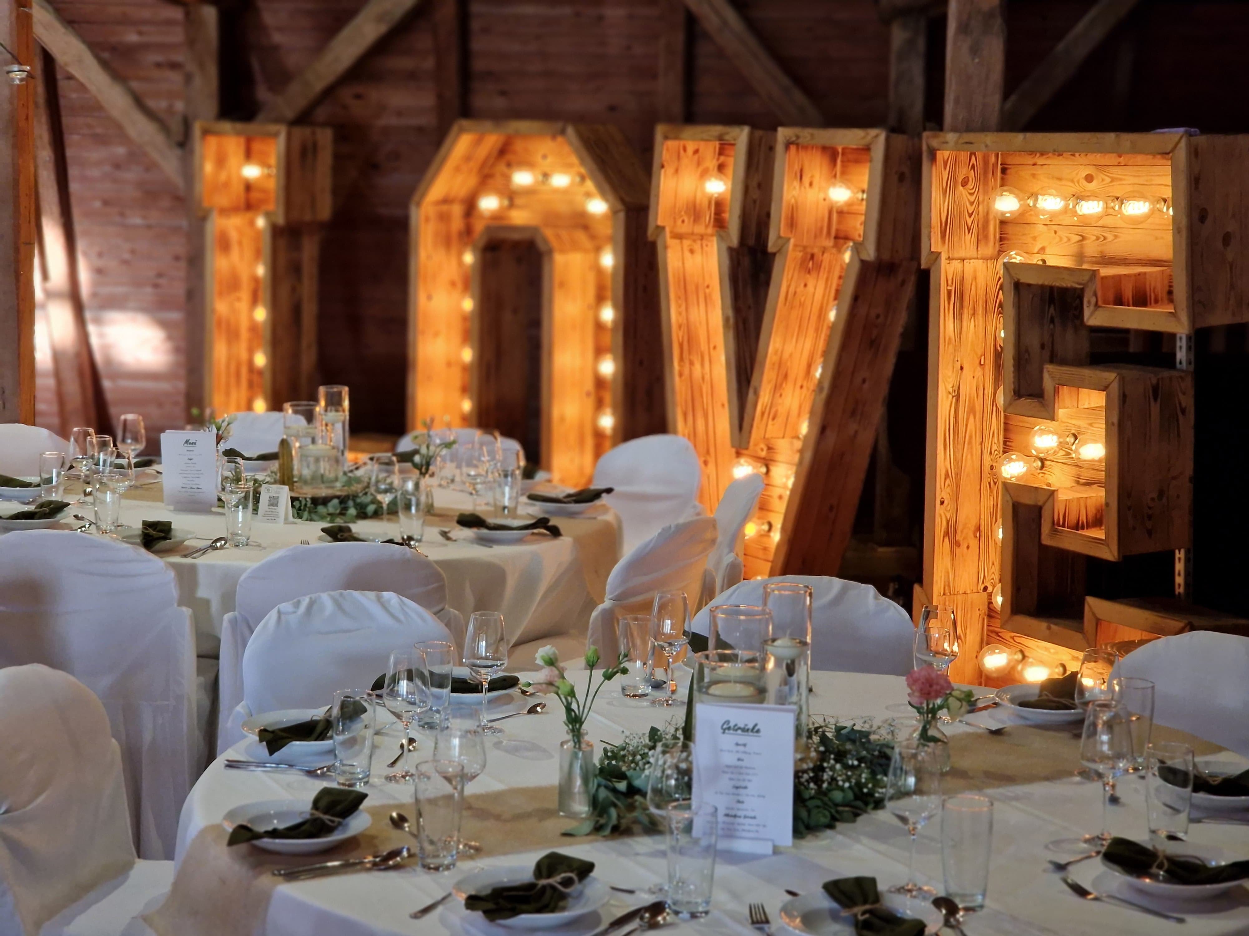 dekoration-xxl-love-letters-1-9m-mit-gl-hbirnen-mieten image 2