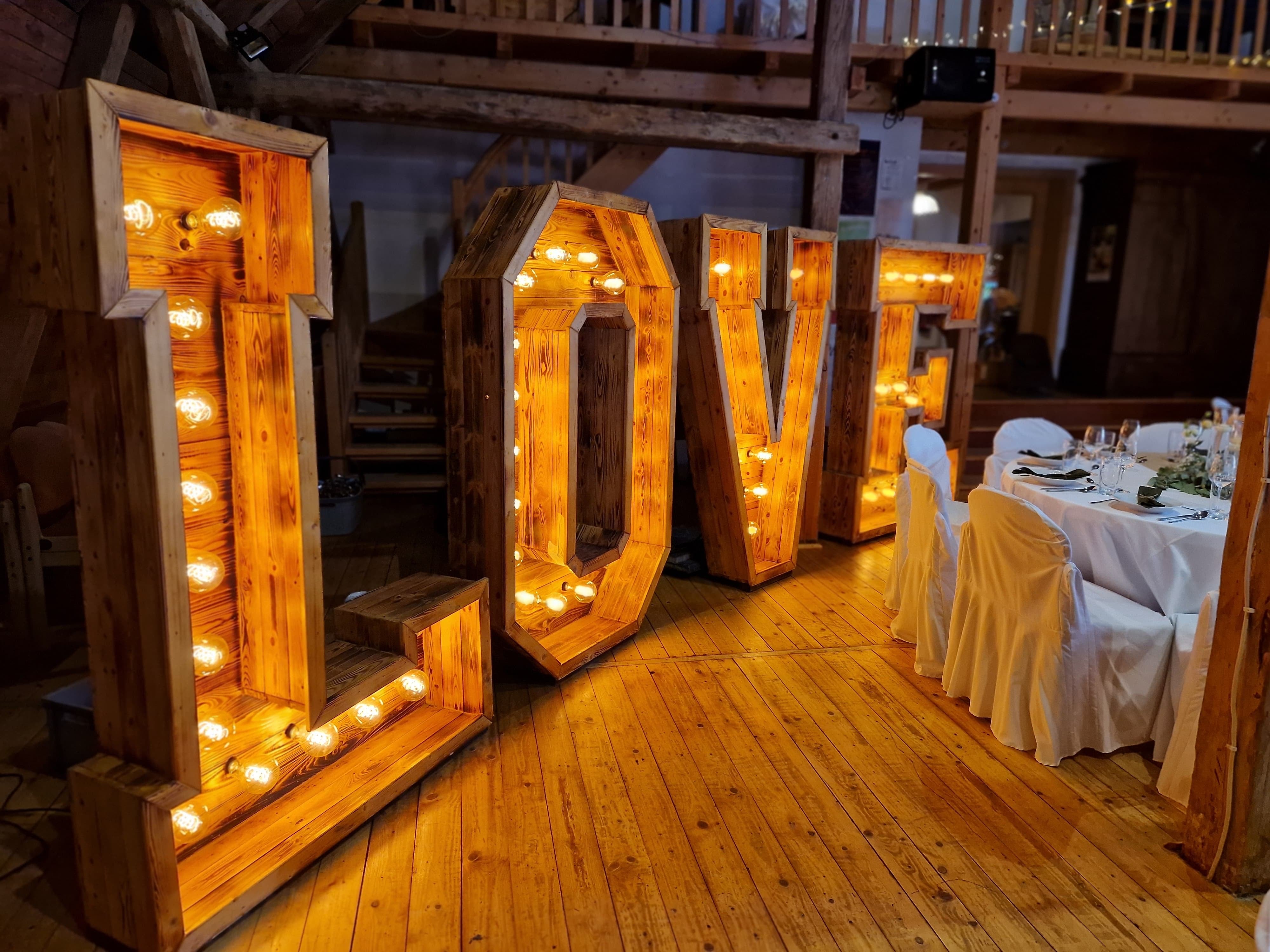 dekoration-xxl-love-letters-1-9m-mit-gl-hbirnen-mieten image 3
